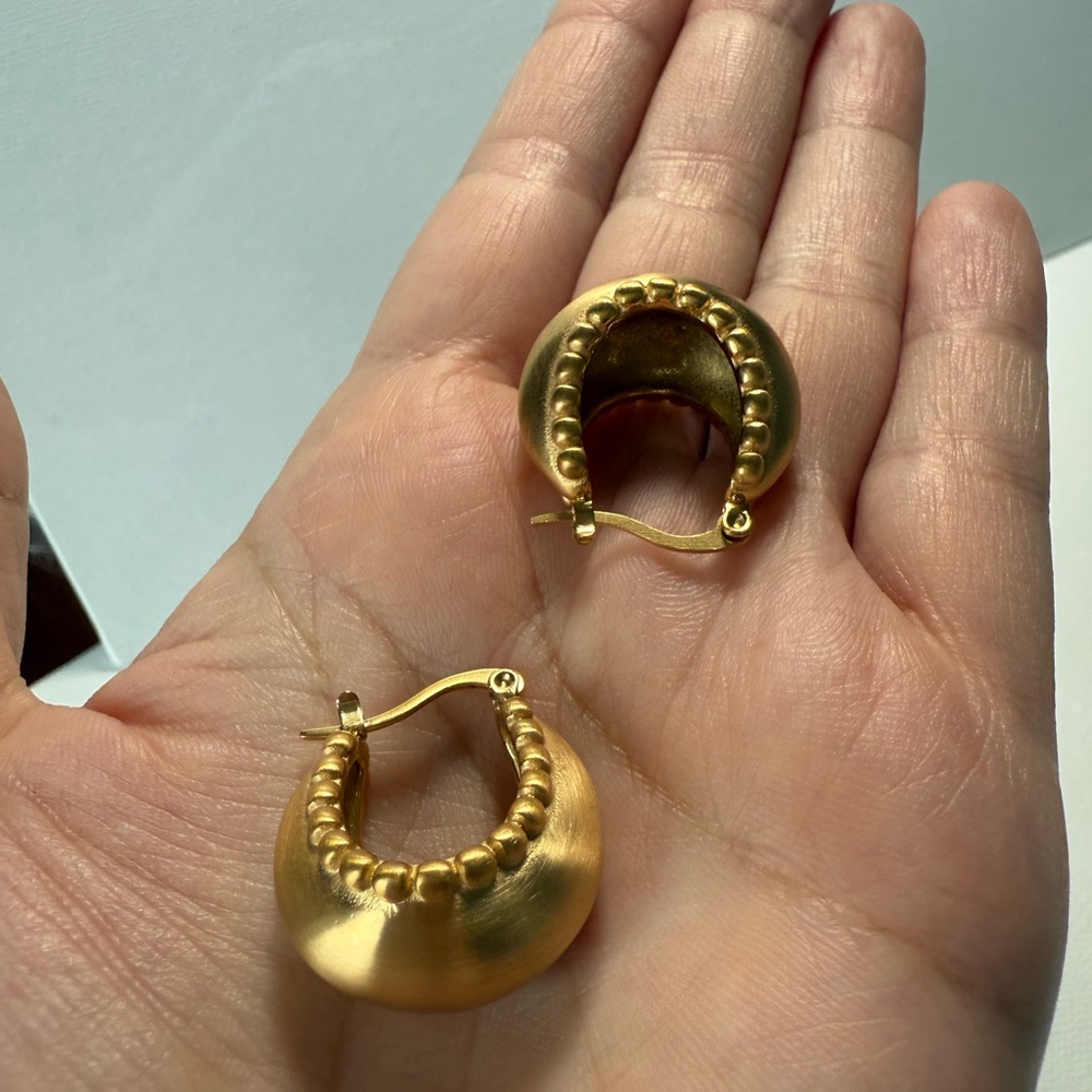 Basket Matte Golden Hoop Earrings 18 K Gold Stainless Steel - Picture 11 of 11